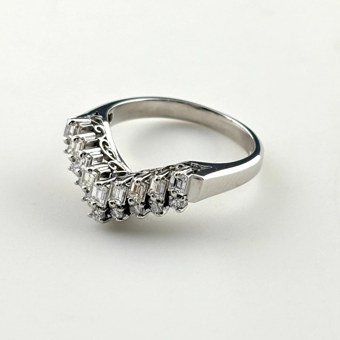 MELEE DIAMOND DESIGN RING PLATINUM RING PT900 DIAMOND: Melee Diamond Design Ring Platinum Ring Pt900 Diamond Brand: Unbranded Type/Style: Ring Material: Pt900, Main Stone Natural Color: None Size: US4 to 4.5 Accessories: None Accessories Notice: When