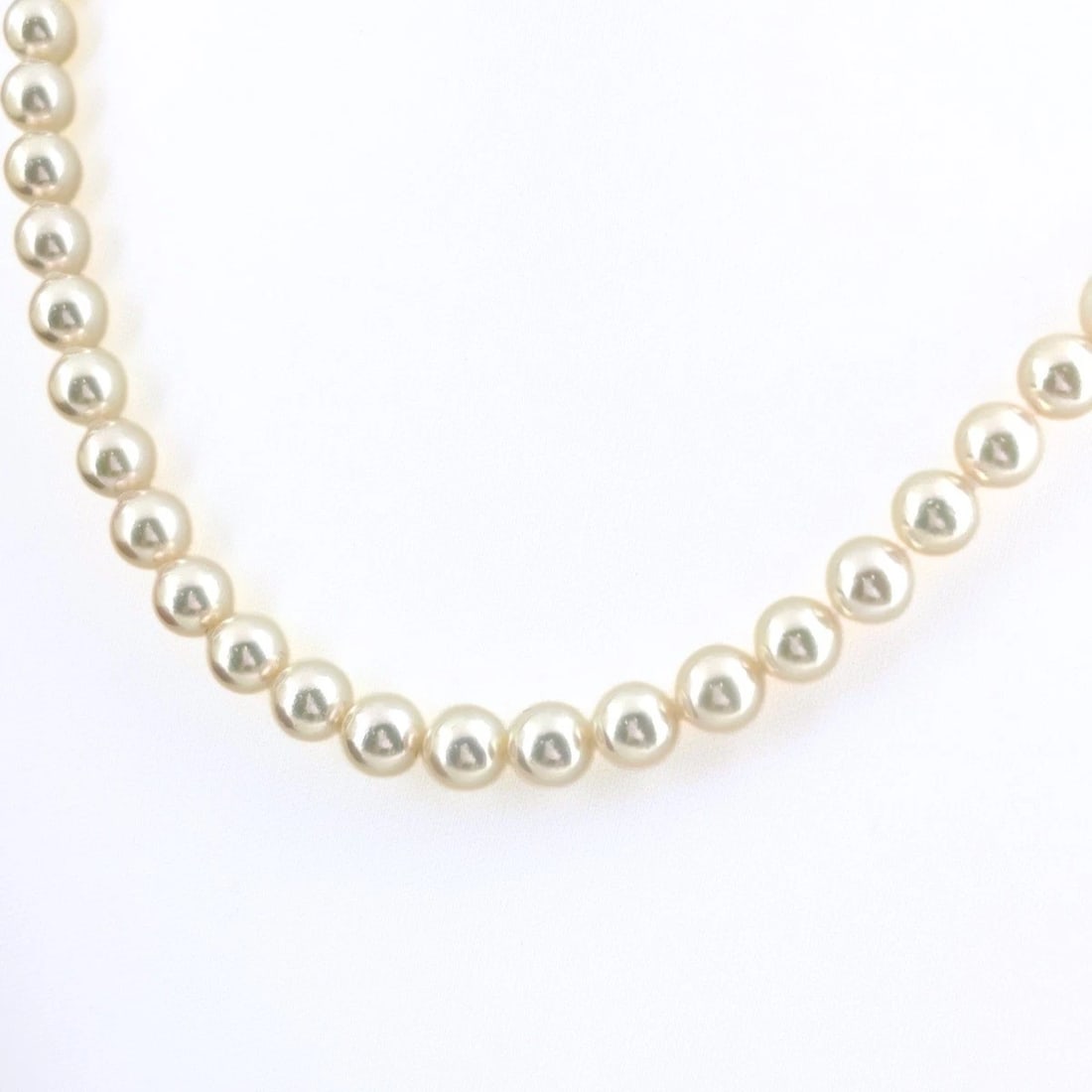 PEARL NECKLACE SILVER PEARL NECKLACE SV: Pearl Necklace Silver Pearl Necklace Sv Brand: Unbranded Type/Style: Necklace Material: SV, Main Stone Pearl /Secondary Stone:Natural Color: None Size: 45cm(17.7") Accessories: None Accessories
