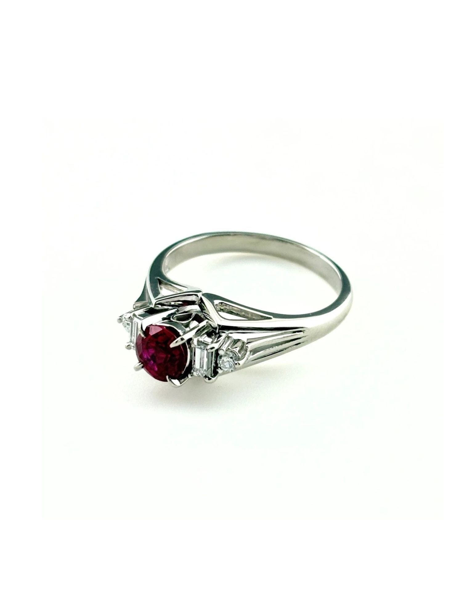 RUBY DESIGN RING PLATINUM MELEE DIAMOND RING PT900: Ruby Design Ring Platinum Melee Diamond Ring Pt900 Brand: Unbranded Type/Style: Ring Material: Pt900, Main Stone Ruby /Secondary Stone:Natural Color: None Size: US5.5 to 6 Accessories: None
