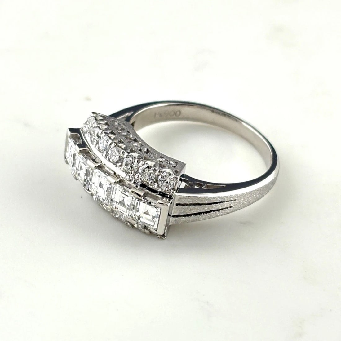 MELEE DIAMOND PLATINUM RING PT900 DIAMOND: Melee Diamond Platinum Ring Pt900 Diamond Brand: Unbranded Type/Style: Ring Material: Pt900, Main Stone Natural Color: None Size: US5.5 Accessories: None Accessories Notice: When purchasin