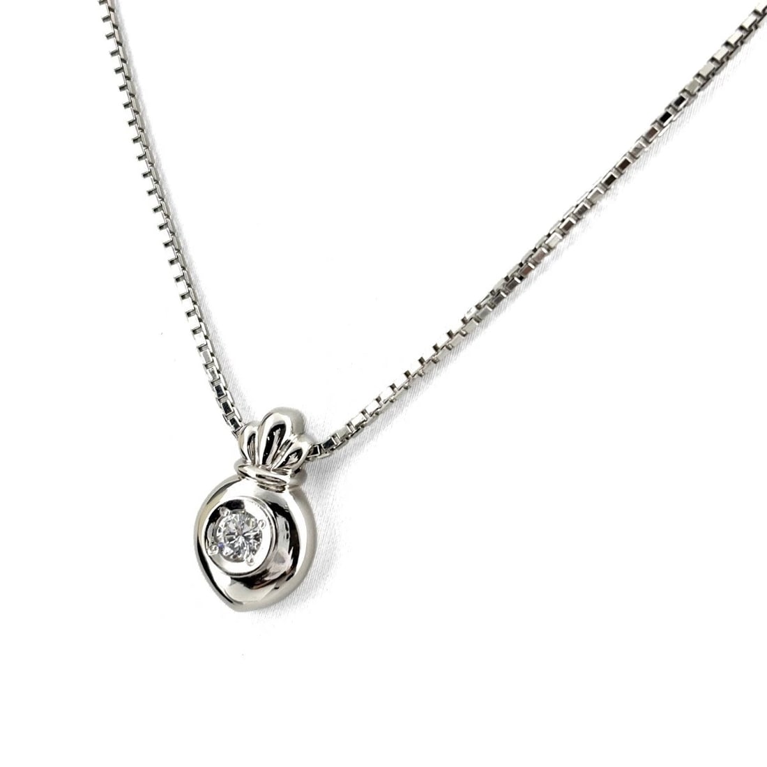 DIAMOND PLATINUM PENDANT NECKLACE: Diamond Platinum Pendant Necklace Brand: Unbranded Type/Style: Necklace Material: Pt900, Main Stone Natural Color: None Size: 16.6x10.2mm(0.7") Accessories: None Accessories Notice: When purchasing