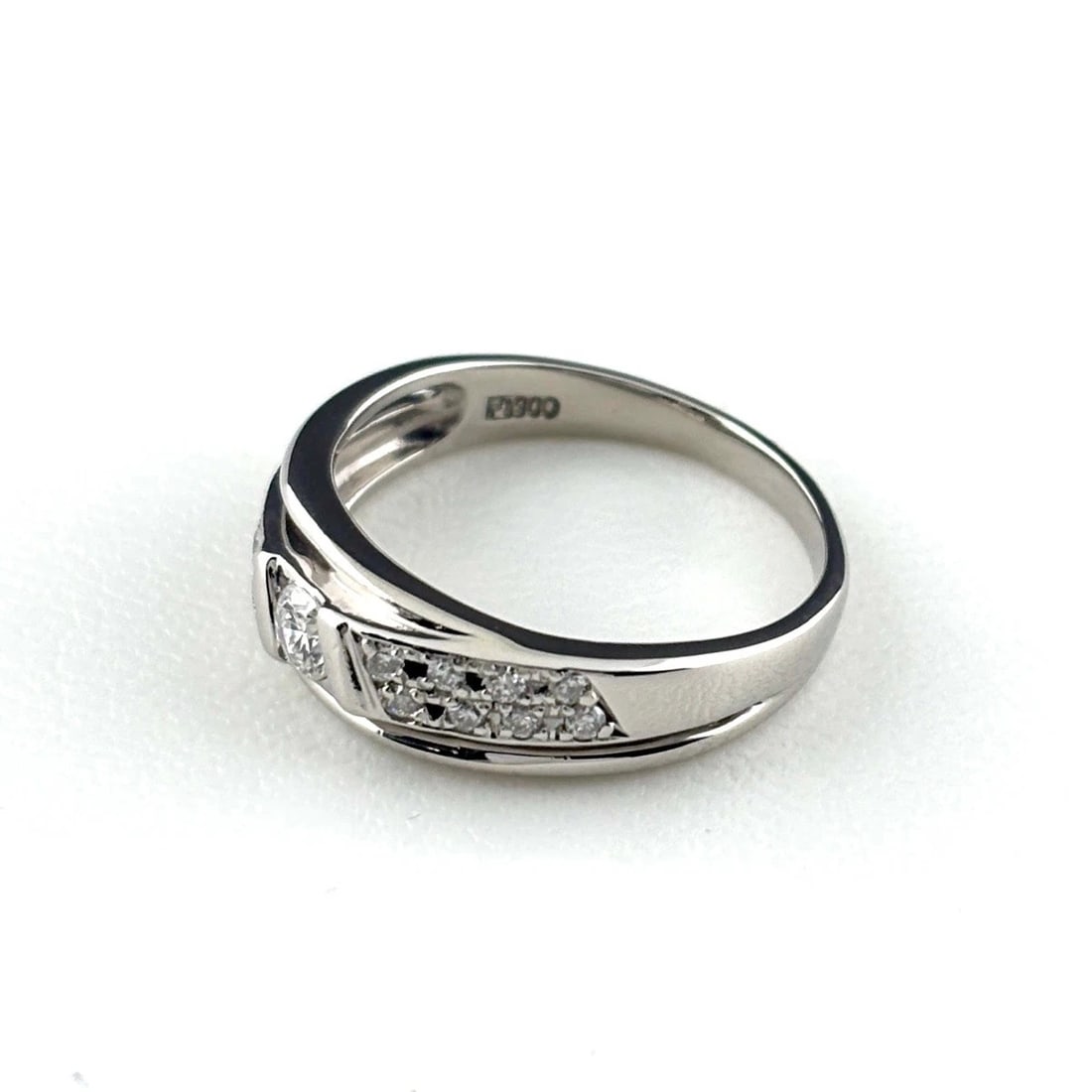MELEE DIAMOND PLATINUM RING PT900 DIAMOND: Melee Diamond Platinum Ring Pt900 Diamond Brand: Unbranded Type/Style: Ring Material: Pt900, Main Stone Natural Color: None Size: US6.5 Accessories: None Accessories Notice: When purchasing pre-owned