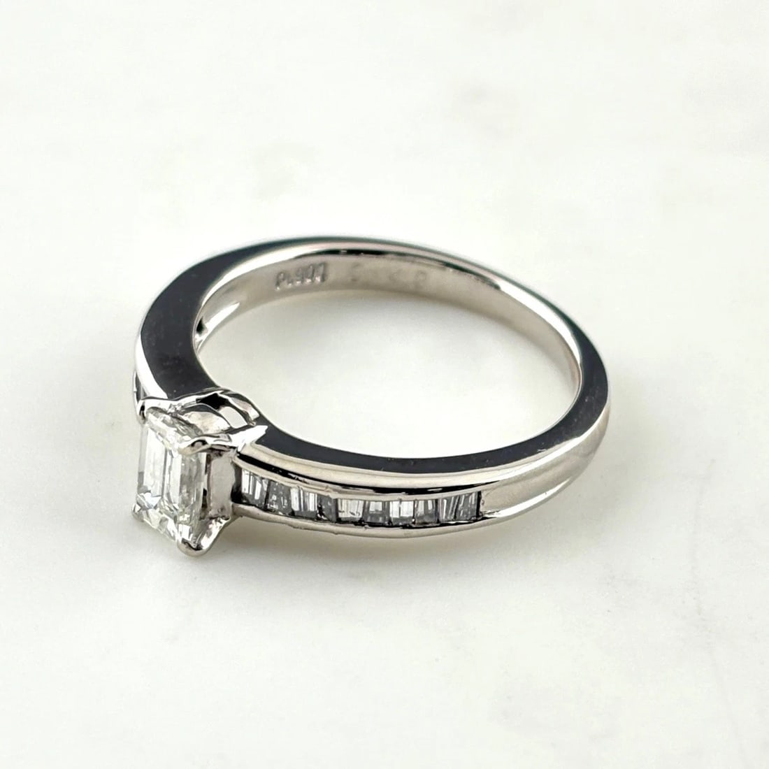 DIAMOND PLATINUM MELEE DIAMOND RING PT900: Diamond Platinum Melee Diamond Ring Pt900 Brand: Unbranded Type/Style: Ring Material: Pt900, Main Stone Natural Color: None Size: US6.5 Accessories: None Accessories Notice: When purchasing pre-owned