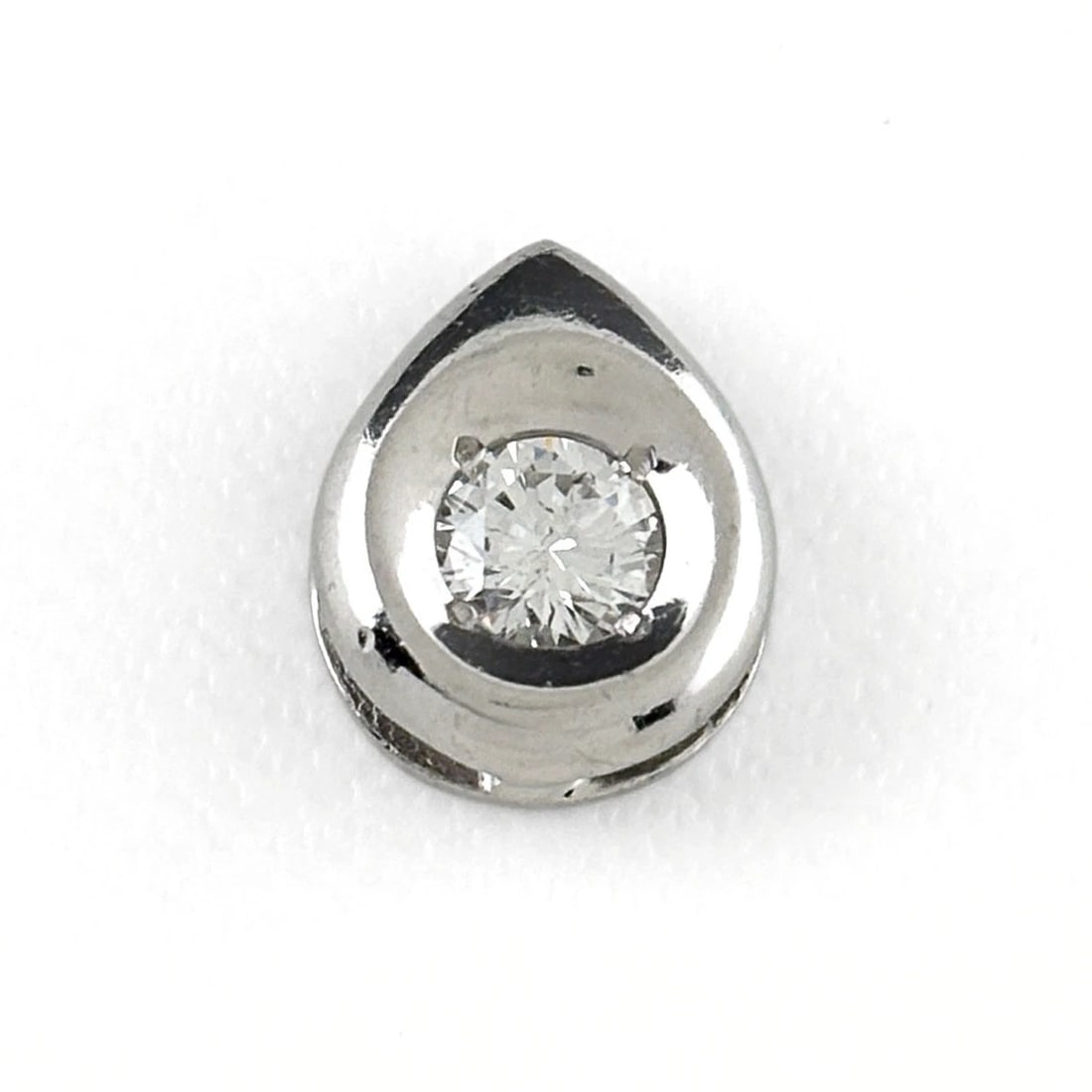 DIAMOND DESIGN PENDANT HEAD PLATINUM PT900: Diamond Design Pendant Head Platinum Pt900 Brand: Unbranded Type/Style: Pendant Head Material: Pt900, Main Stone Natural Color: None Size: 11.0x8.9mm(0.4") Accessories: None Accessories Notice: When
