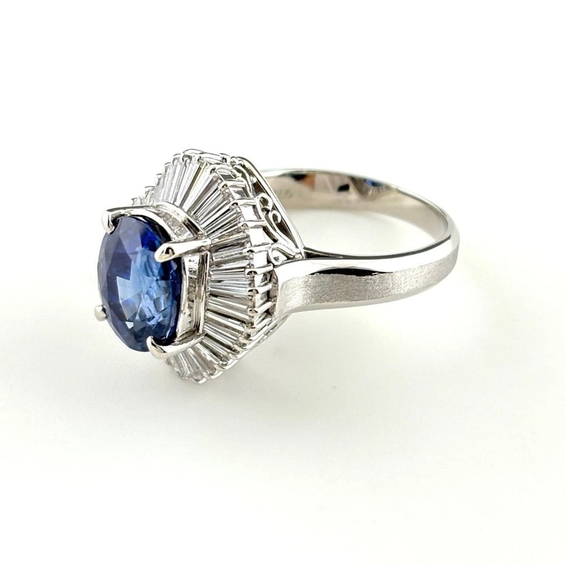 SAPPHIRE DESIGN RING PLATINUM MELEE DIAMOND RING (1 of 3)