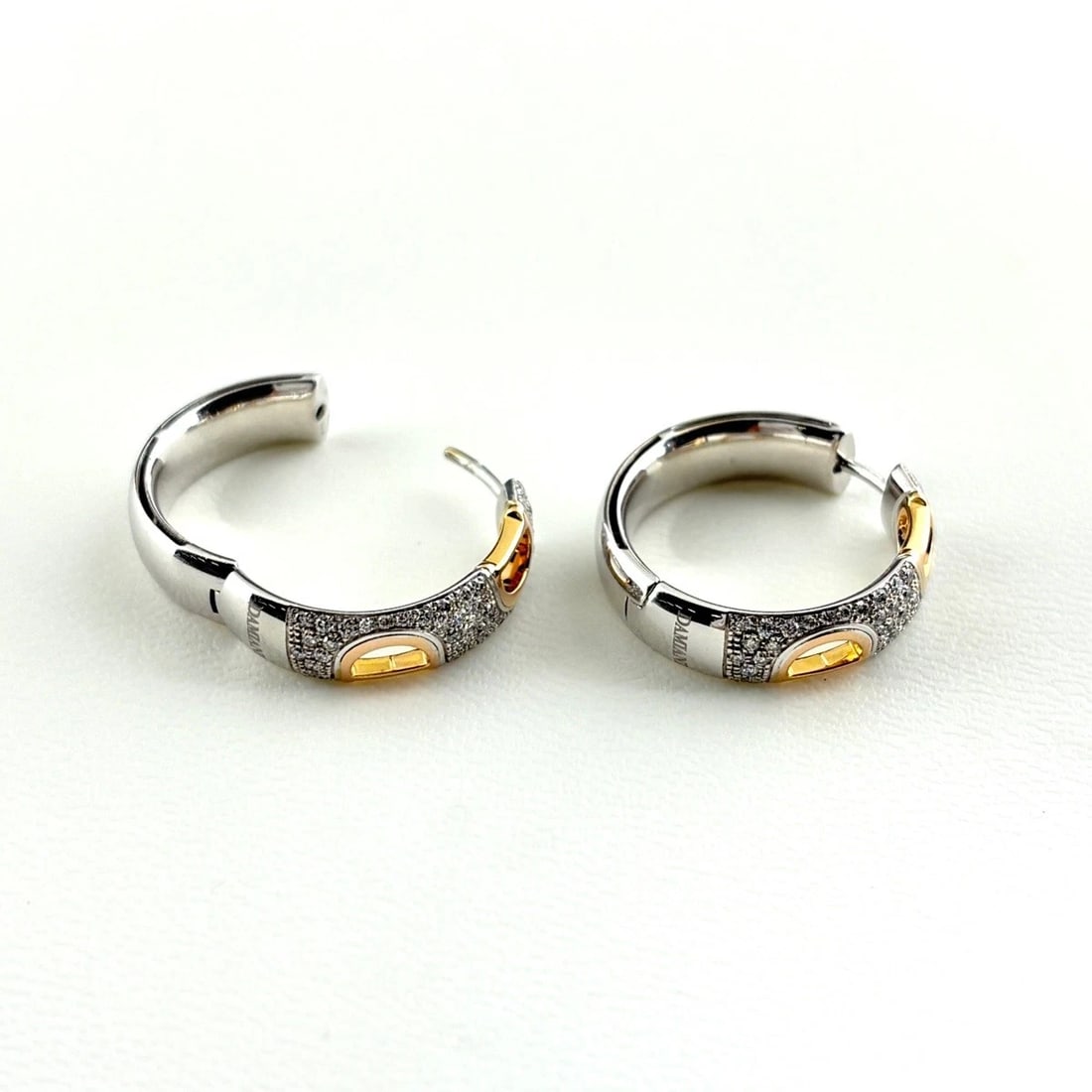 DAMIANI D-ICON EARRINGS MELEE DIAMOND HOOP EARRINGS 750: Damiani D-Icon Earrings Melee Diamond Hoop Earrings 750 Brand: Damiani Type/Style: Earrings Material: 750, Main Stone Natural Color: None Size: 22.1x5.9mm(0.9") Accessories: None Accessories Notice: