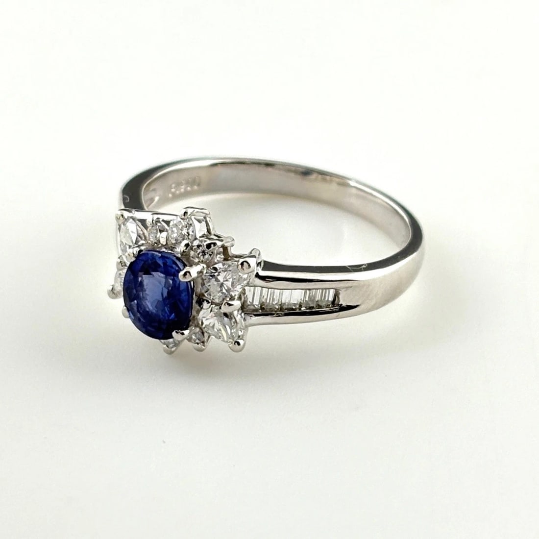 SAPPHIRE DESIGN RING PLATINUM MELEE DIAMOND RING PT900: Sapphire Design Ring Platinum Melee Diamond Ring Pt900 Brand: Unbranded Type/Style: Ring Material: Pt900, Main Stone Sapphire /Secondary Stone:Natural Color: None Size: US6 Accessories: None