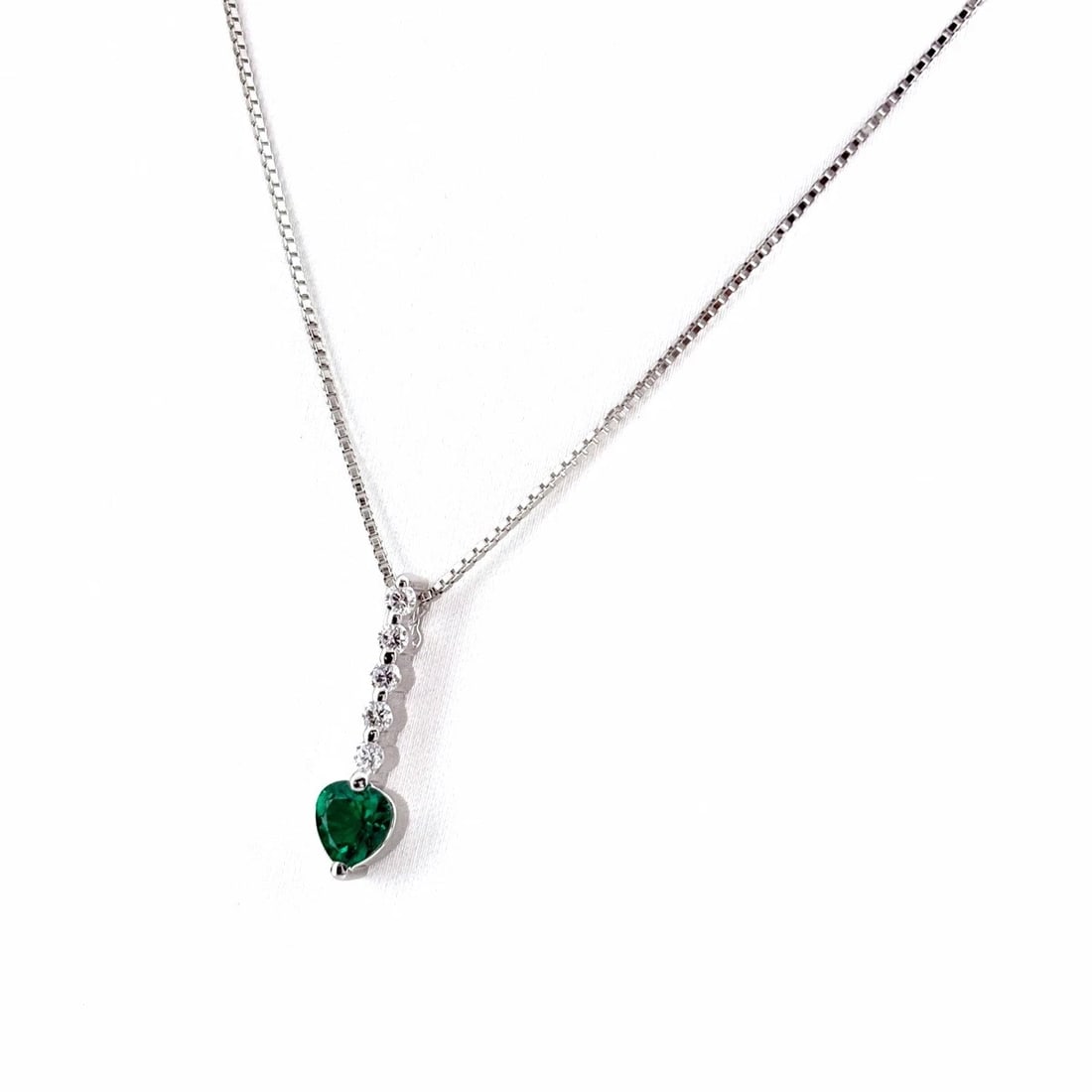 EMERALD DESIGN NECKLACE PLATINUM PENDANT: Emerald Design Necklace Platinum Pendant Brand: Unbranded Type/Style: Necklace Material: Pt900, Main Stone Emerald /Secondary Stone:Natural Color: None Size: 21.0x5.7mm(0.8") Accessories: None