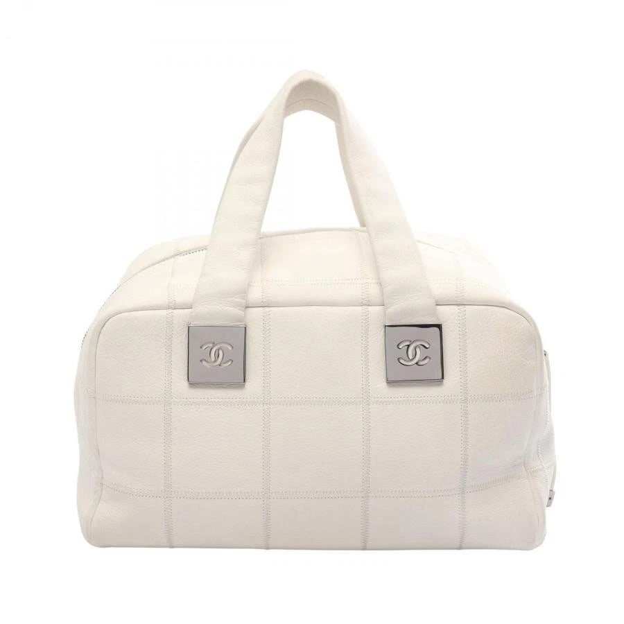 CHANEL BAG: CHOCOLATE BAR BOSTON GRAINED CALFSKIN: CHANEL Bag: Chocolate Bar Boston Grained calfskin Brand: CHANEL Type/Style: Satchel/Top Handle Bag Material: Exterior Material Leather Color: Exterior Color White Size: (approx. W11.0 ? H6.5 ? D7.5