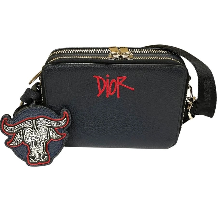 DIOR BAG: SHAWN STUSSY LOGO: DIOR Bag: Shawn Stussy Logo Brand: DIOR Type/Style: Shoulder Bag Material: Exterior Material Leather Color: Exterior Color Navy Size: (approx. W7.1 ? H4.7 ? D2.4 inch) Accessories: None Accessories