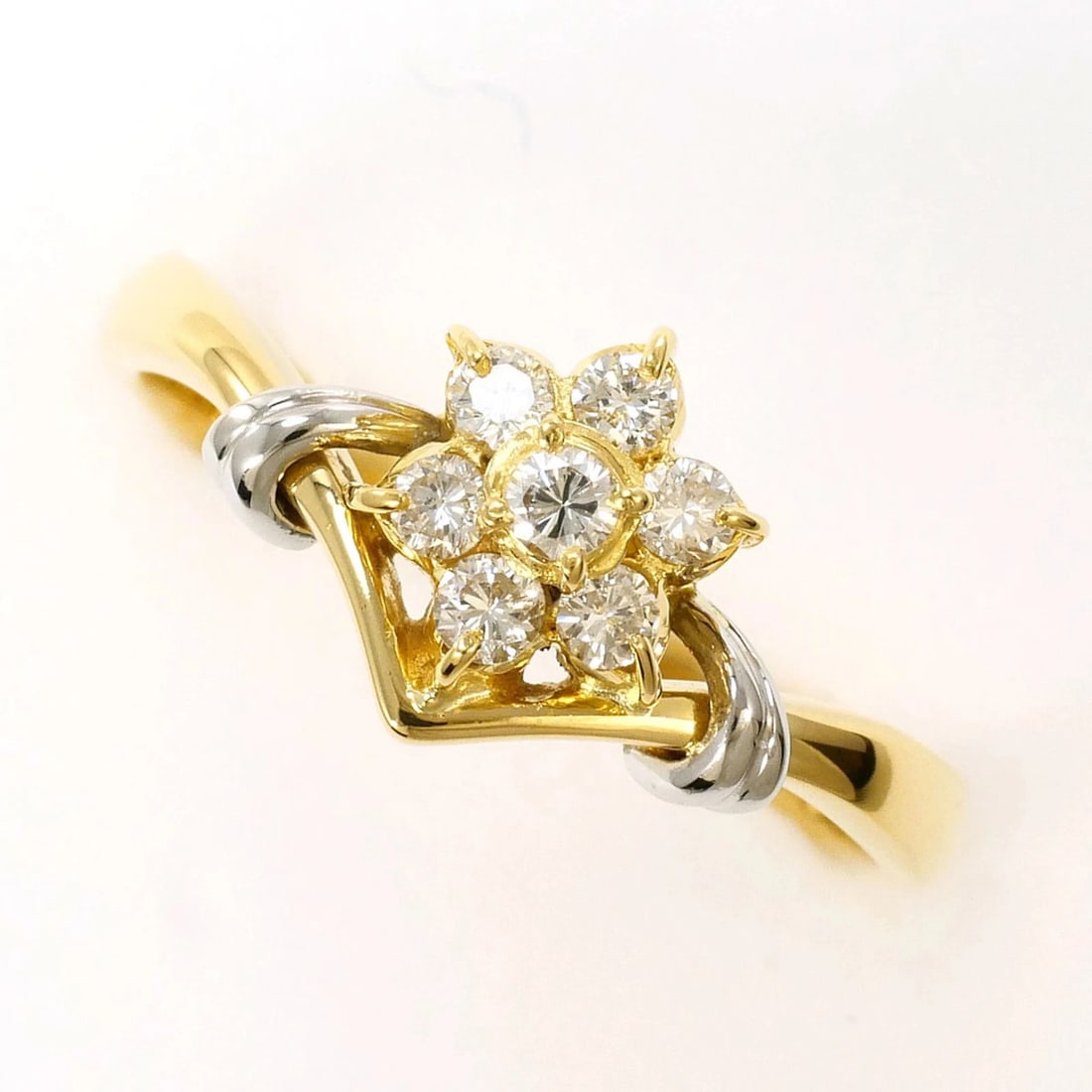 PT900 PLATINUM 18K YG YELLOW GOLD RING WITH DIAMOND: PT900 Platinum 18K YG Yellow Gold Ring with Diamond Brand: Unbranded Type/Style: Band ring Material: Platinum 900, Yellow gold (18K), Main Stone Natural Color: Platinum, Yellow gold Size: US 6.5