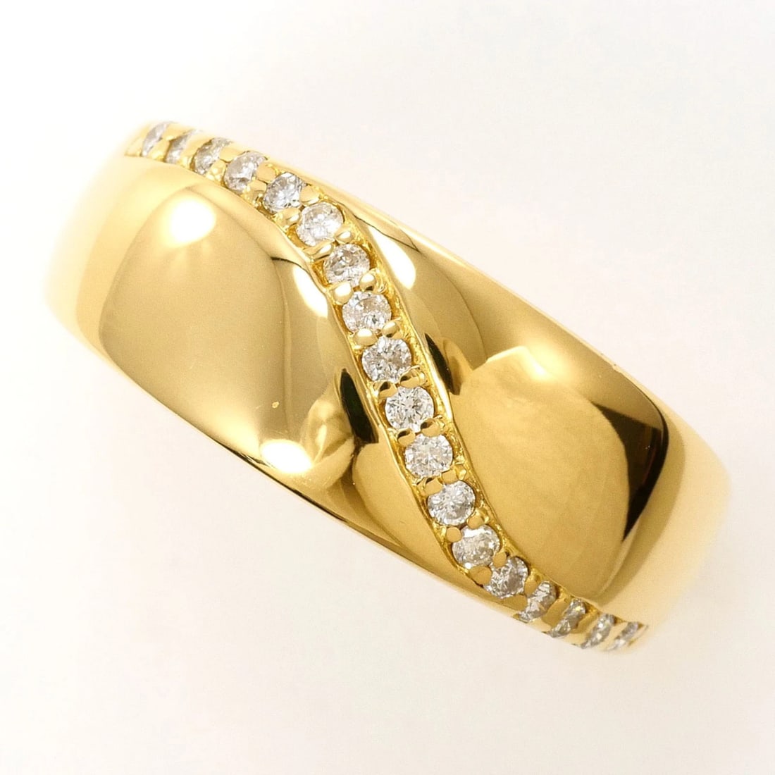 18K (18-KARAT) YELLOW GOLD RING WITH DIAMOND: 18K (18-karat) Yellow Gold Ring with Diamond Brand: Unbranded Type/Style: Band ring Material: Yellow gold (18K), Main Stone Natural Color: Yellow gold Size: US 6.5 Accessories: None Access