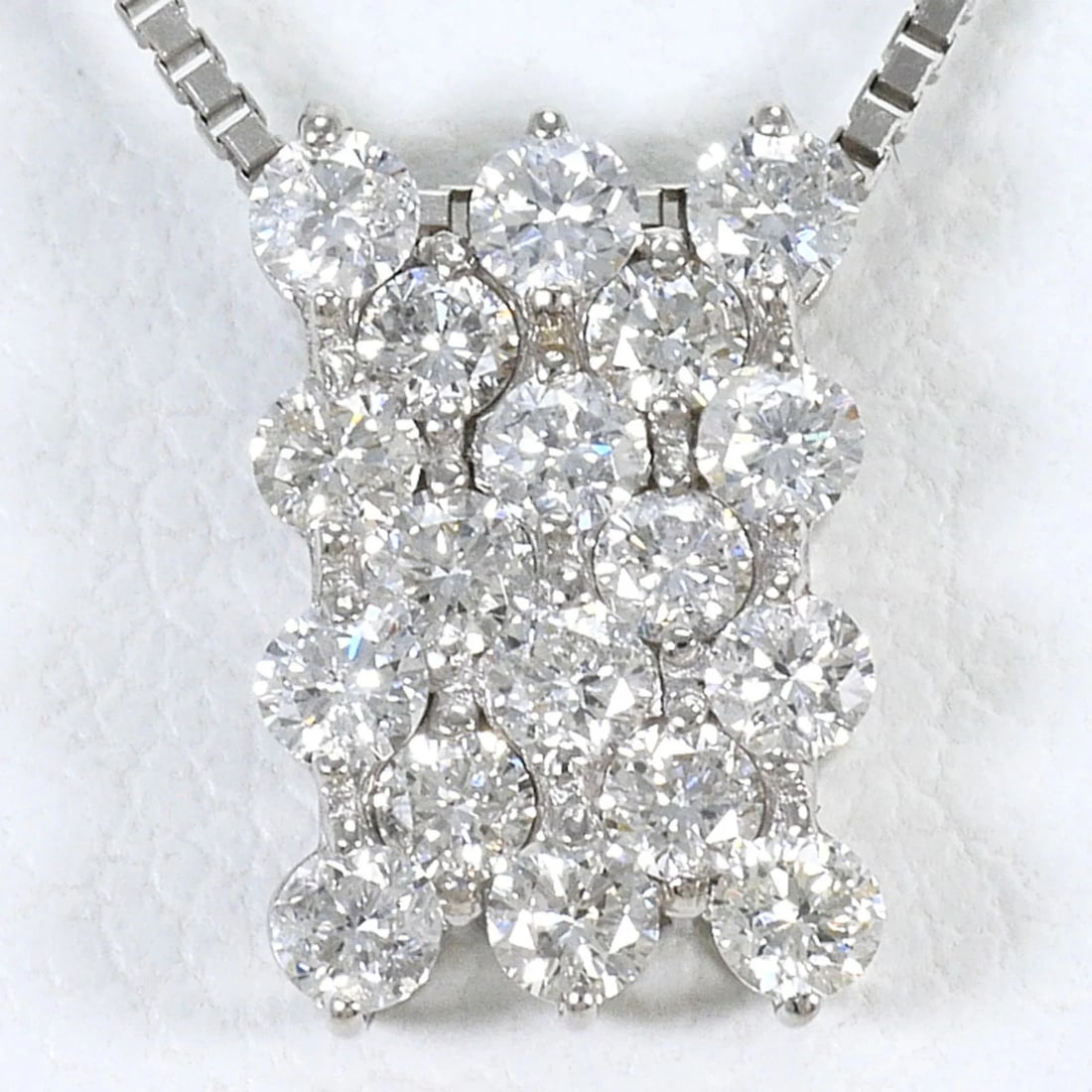 18K (18-KARAT WHITE GOLD) NECKLACE WITH DIAMOND: 18K (18-karat white gold) necklace with diamond Brand: Unbranded Type/Style: Necklace Material: White gold (18K), Main Stone Natural Color: White gold Size: Length: 45cm Accessories: None