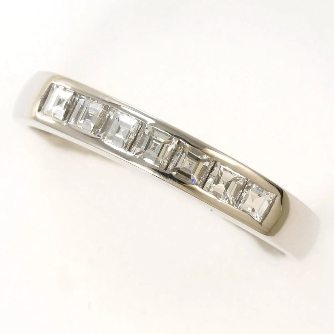 PT900 PLATINUM RING, DIAMOND: PT900 Platinum Ring, Diamond Brand: Unbranded Type/Style: Band ring Material: Platinum 900, Main Stone Natural Color: Platinum Size: US 7.5 Accessories: None Accessories Notice: When purch
