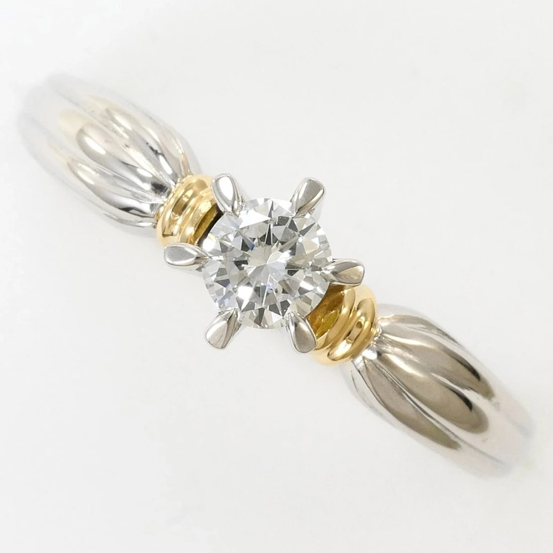 PT900 PLATINUM 18K YELLOW GOLD RING WITH DIAMOND: PT900 Platinum 18K Yellow Gold Ring with Diamond Brand: Unbranded Type/Style: Band ring Material: Platinum 900, Yellow gold (18K), Main Stone Natural Color: Platinum, Yellow gold Size: US 6 Access