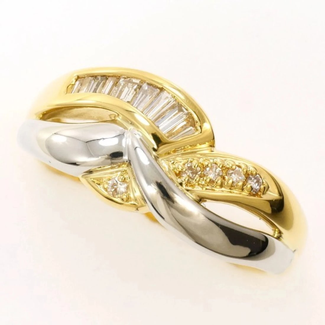 PT850 PLATINUM 18K YELLOW GOLD RING WITH DIAMOND: PT850 Platinum 18K Yellow Gold Ring with Diamond Brand: Unbranded Type/Style: Band ring Material: Platinum 850, Yellow gold (18K), Main Stone Natural Color: Yellow gold Size: US 7 Accessories: None