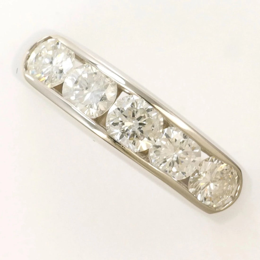 PT900 PLATINUM RING, DIAMOND: PT900 Platinum Ring, Diamond Brand: Unbranded Type/Style: Band ring Material: Platinum 900, Main Stone Natural Color: Platinum Size: US 9 Accessories: None Accessories Notice: When purchasing