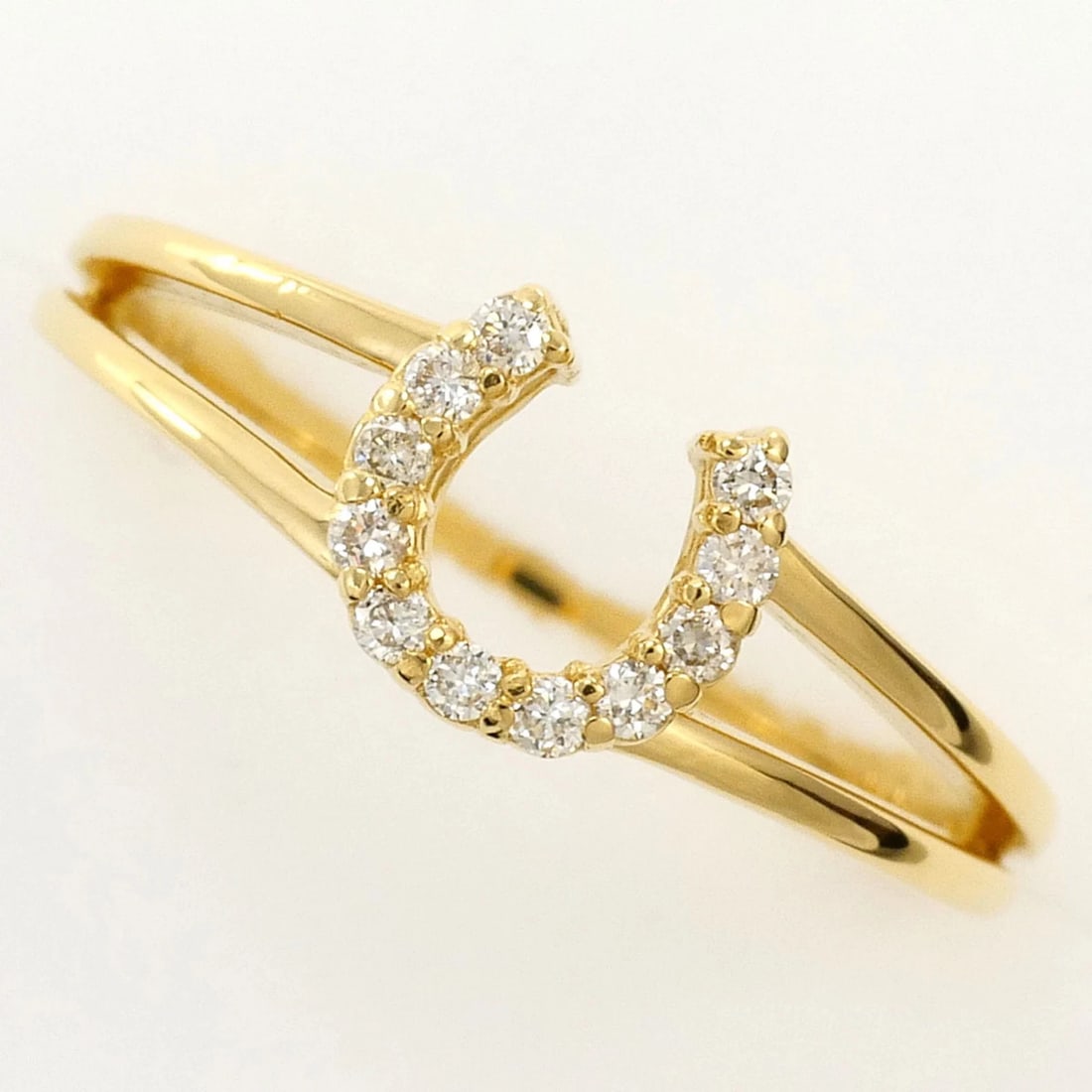 18K (18-KARAT) YELLOW GOLD RING WITH DIAMOND: 18K (18-karat) Yellow Gold Ring with Diamond Brand: Unbranded Type/Style: Band ring Material: Yellow gold (18K), Main Stone Natural Color: Yellow gold Size: US 3 Accessories: None Accessor