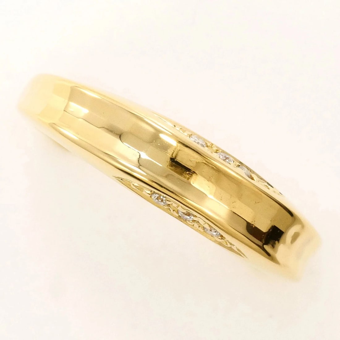 18K (18-KARAT) YELLOW GOLD RING WITH DIAMOND: 18K (18-karat) Yellow Gold Ring with Diamond Brand: Unbranded Type/Style: Band ring Material: Yellow gold (18K), Main Stone Natural Color: Yellow gold Size: US 6.5 Accessories: None Access