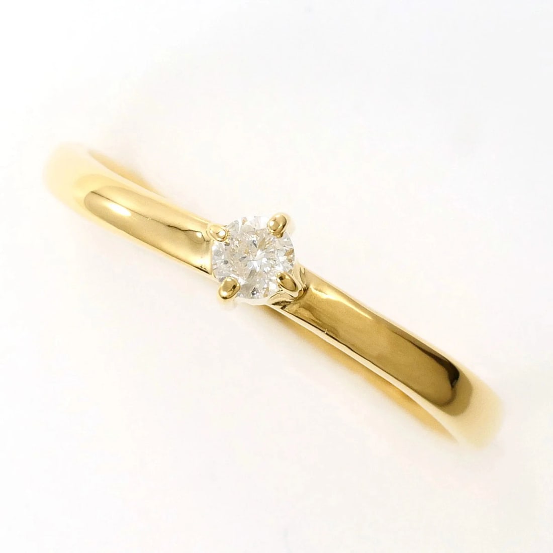 18K (18-KARAT) YELLOW GOLD RING WITH DIAMOND: 18K (18-karat) Yellow Gold Ring with Diamond Brand: Unbranded Type/Style: Band ring Material: Yellow gold (18K), Main Stone Natural Color: Yellow gold Size: US 6.5 Accessories: None Access