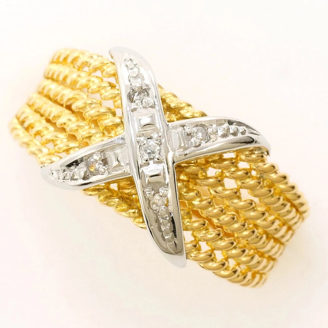 PT900 PLATINUM 18K YELLOW GOLD RING WITH DIAMOND: PT900 Platinum 18K Yellow Gold Ring with Diamond Brand: Unbranded Type/Style: Band ring Material: Platinum 900, Yellow gold (18K), Main Stone Natural Color: Platinum, Yellow gold Size: US 5.5 Acce