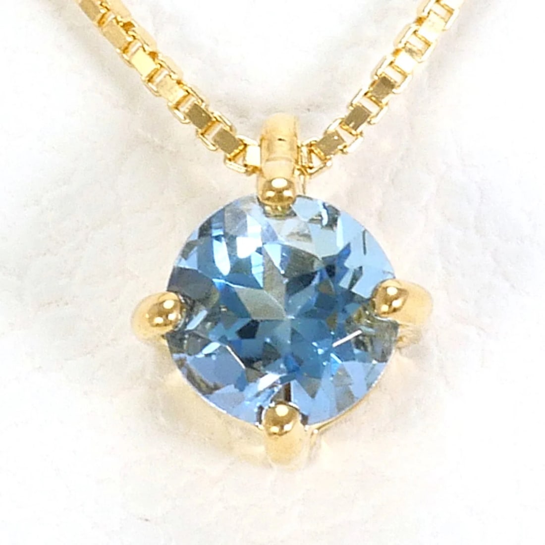 18K (18-KARAT) YELLOW GOLD NECKLACE WITH AQUAMARINE: 18K (18-karat) Yellow Gold Necklace with Aquamarine Brand: Unbranded Type/Style: Necklace Material: Yellow gold (18K), Main Stone Aquamarin Color: Yellow gold Size: Length: 40cm Accessories: None