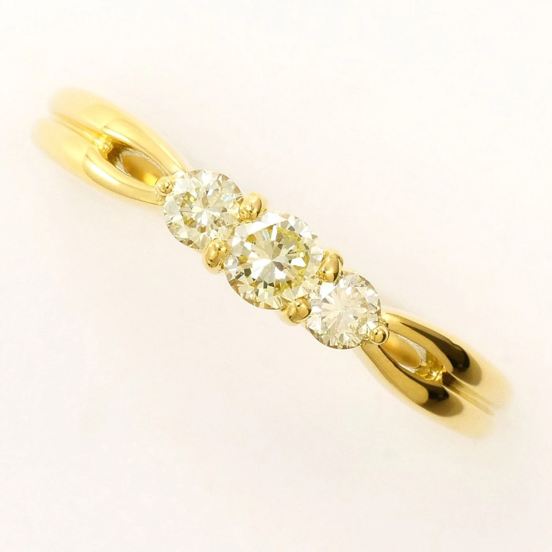 18K (18-KARAT) YELLOW GOLD RING WITH DIAMOND: 18K (18-karat) Yellow Gold Ring with Diamond Brand: Unbranded Type/Style: Band ring Material: Yellow gold (18K), Main Stone Natural Color: Yellow, Yellow gold Size: US 8 Accessories: None