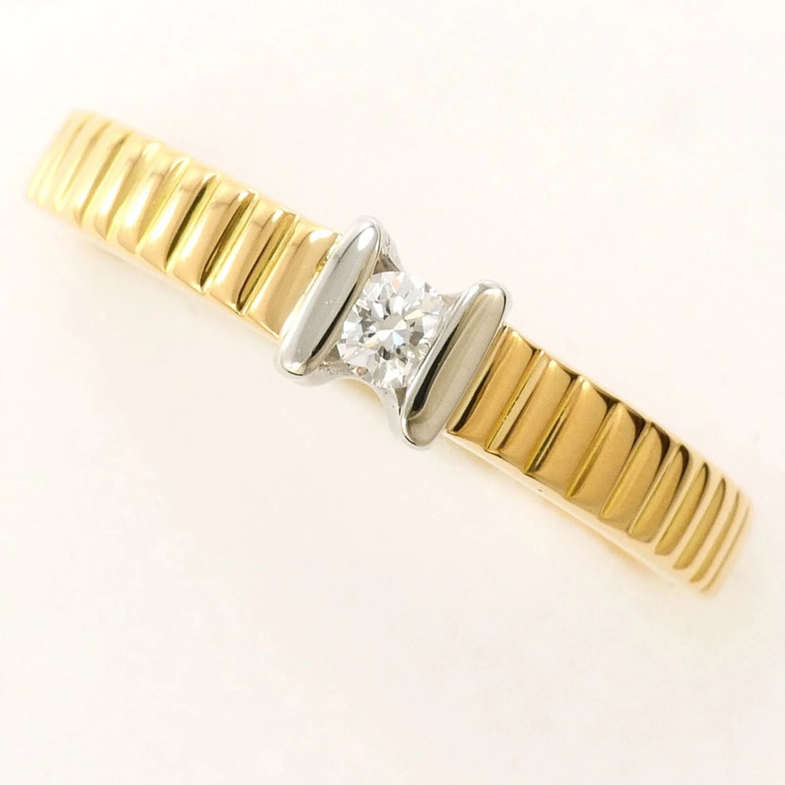 PT900 PLATINUM 18K YELLOW GOLD RING WITH DIAMOND: PT900 Platinum 18K Yellow Gold Ring with Diamond Brand: Unbranded Type/Style: Band ring Material: Platinum 900, Yellow gold (18K), Main Stone Natural Color: Platinum, Yellow gold Size: US 6.5 Acce