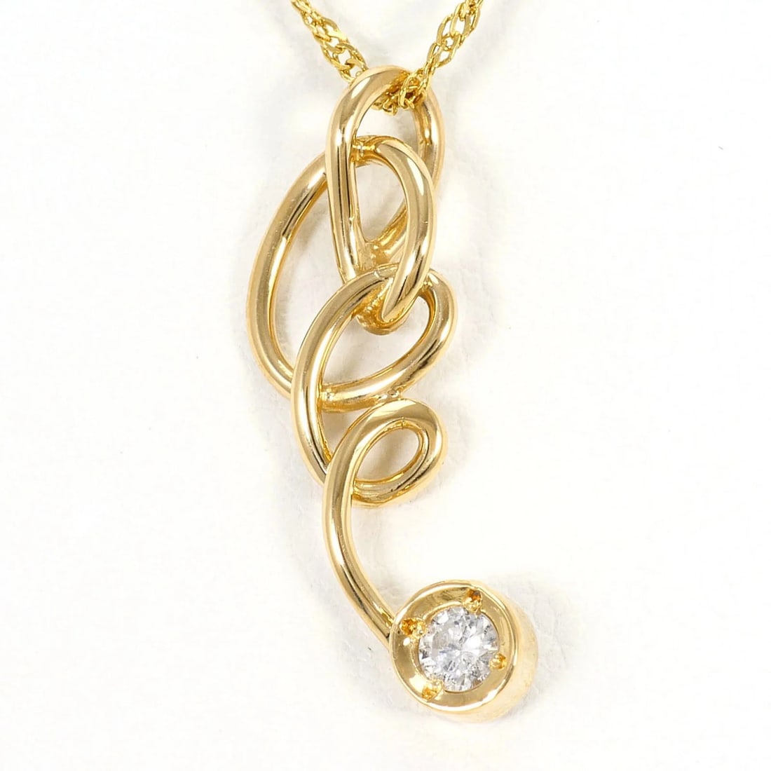 18K (18-KARAT) YELLOW GOLD NECKLACE WITH DIAMOND: 18K (18-karat) Yellow Gold Necklace with Diamond Brand: Unbranded Type/Style: Necklace Material: Yellow gold (18K), Main Stone Natural Color: Yellow gold Size: Length: 40cm Accessories: None <