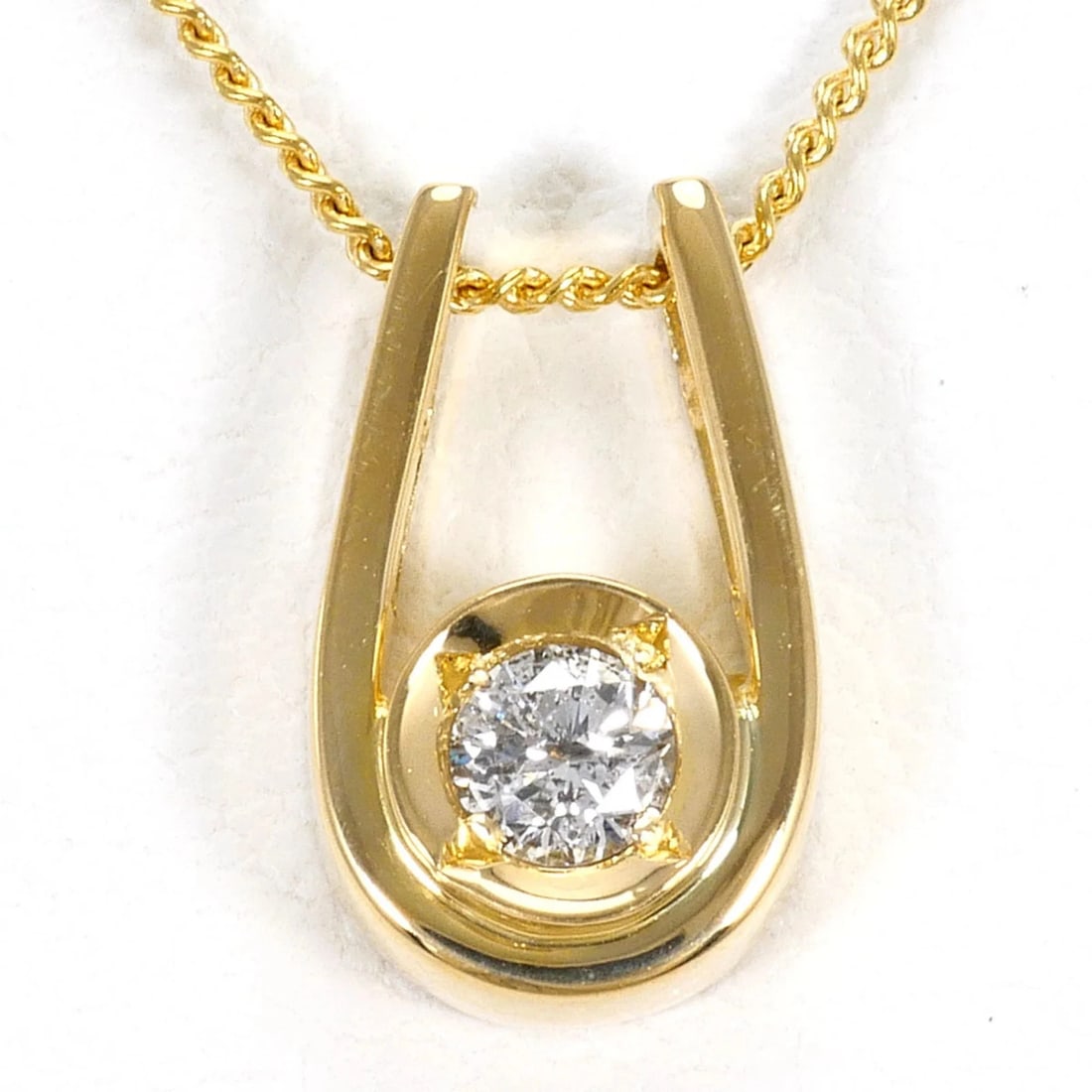 18K (18-KARAT) YELLOW GOLD NECKLACE WITH DIAMOND: 18K (18-karat) Yellow Gold Necklace with Diamond Brand: Unbranded Type/Style: Necklace Material: Yellow gold (18K), Main Stone Natural Color: Yellow gold Size: Length: 40cm Accessories: None <