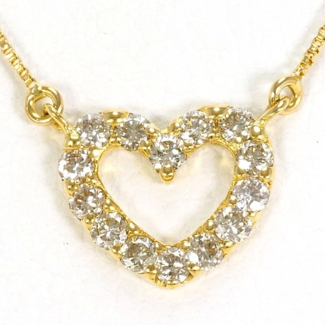18K (18-KARAT) YELLOW GOLD NECKLACE WITH DIAMOND: 18K (18-karat) Yellow Gold Necklace with Diamond Brand: Unbranded Type/Style: Necklace Material: Yellow gold (18K), Main Stone Natural Color: Yellow gold Size: Length: 42cm Accessories: None <