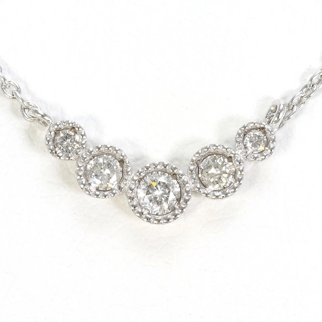 18K (18-KARAT WHITE GOLD) NECKLACE WITH A DIAMOND: 18K (18-karat white gold) necklace with a diamond Brand: Unbranded Type/Style: Necklace Material: White gold (18K), Main Stone Natural Color: White gold Size: Length: 40cm Accessories: None