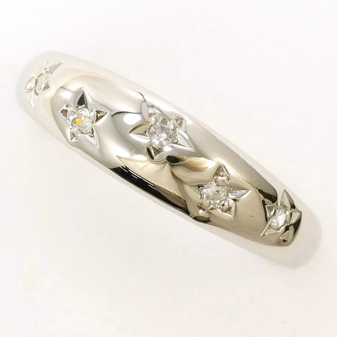 PT900 PLATINUM RING WITH DIAMOND: PT900 Platinum Ring with Diamond Brand: Unbranded Type/Style: Band ring Material: Platinum 900, Main Stone Natural Color: Platinum Size: US 4 Accessories: None Accessories Notice: When purchasing