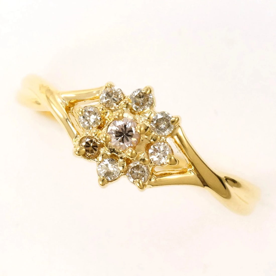 18K (18-KARAT) YELLOW GOLD RING WITH DIAMOND: 18K (18-karat) Yellow Gold Ring with Diamond Brand: Unbranded Type/Style: Band ring Material: Yellow gold (18K), Main Stone Natural Color: Yellow gold Size: US 5 Accessories: None Accessor