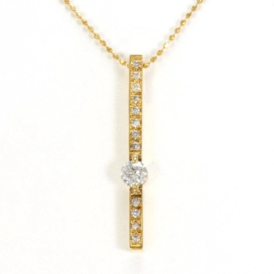 18K (18-KARAT) YELLOW GOLD NECKLACE WITH DIAMOND: 18K (18-karat) Yellow Gold Necklace with Diamond Brand: Unbranded Type/Style: Necklace Material: Yellow gold (18K), Main Stone Natural Color: Yellow gold Size: Length: 41cm Accessories: None <