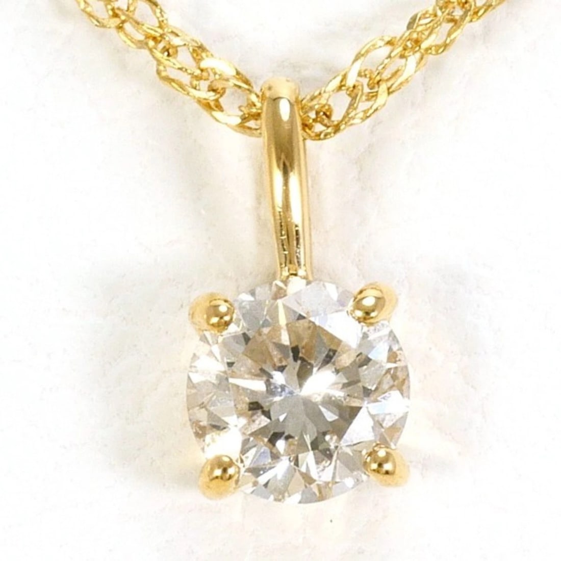 18K (18-KARAT) YELLOW GOLD NECKLACE WITH DIAMOND: 18K (18-karat) Yellow Gold Necklace with Diamond Brand: Unbranded Type/Style: Necklace Material: Yellow gold (18K), Main Stone Natural Color: Yellow gold Size: Length: 42 cm Accessories: None
