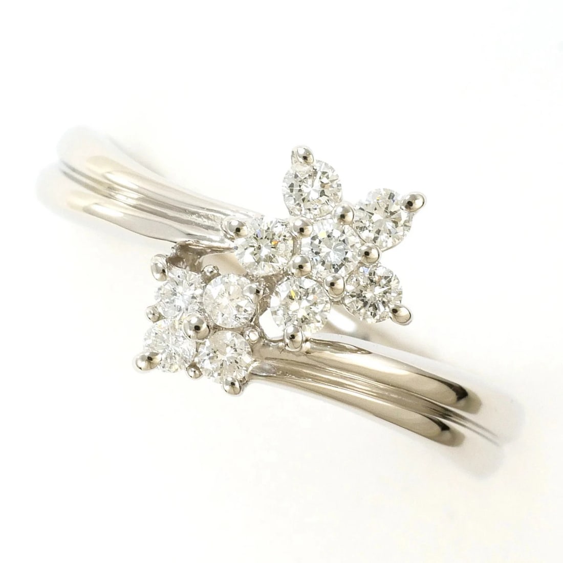 PT900 PLATINUM RING, DIAMOND: PT900 Platinum Ring, Diamond Brand: Unbranded Type/Style: Band ring Material: Platinum 900, Main Stone Natural Color: Platinum Size: US 6.5 Accessories: None Accessories Notice: When purchasing