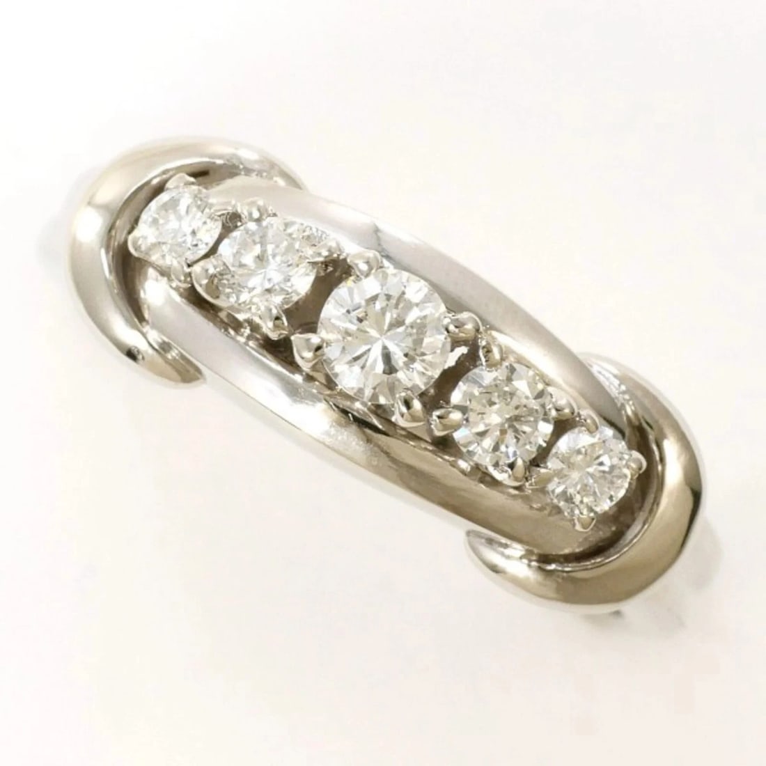 PT900 PLATINUM RING WITH DIAMOND: PT900 Platinum Ring with Diamond Brand: Unbranded Type/Style: Band ring Material: Platinum 900, Main Stone Natural Color: Platinum Size: US 4 Accessories: None Accessories Notice: When purchasing