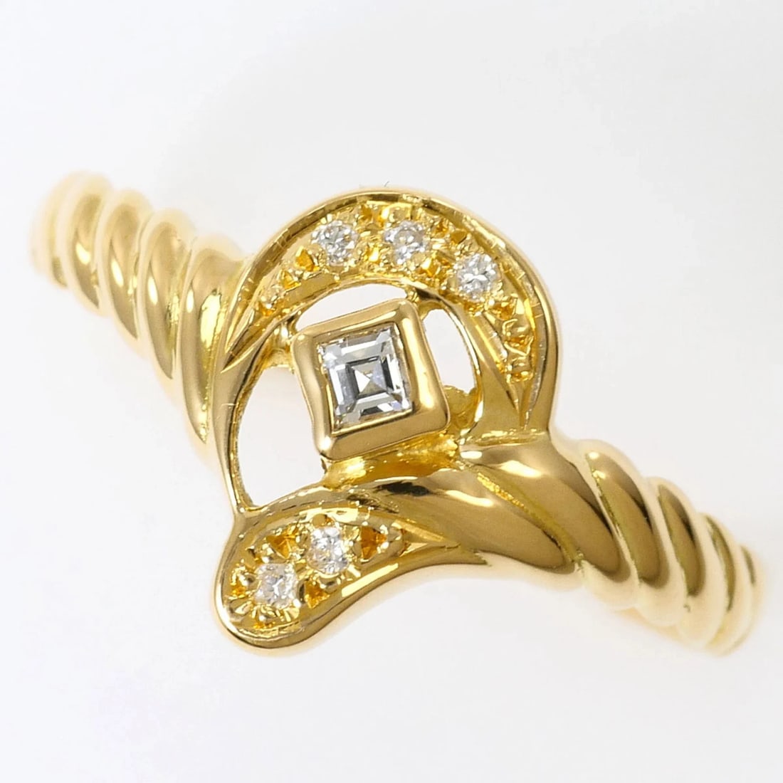 18K (18-KARAT) YELLOW GOLD RING WITH A DIAMOND: 18K (18-karat) yellow gold ring with a diamond Brand: Unbranded Type/Style: Band ring Material: Yellow gold (18K), Main Stone Natural Color: Yellow gold Size: Length: 40cm Accessories: None