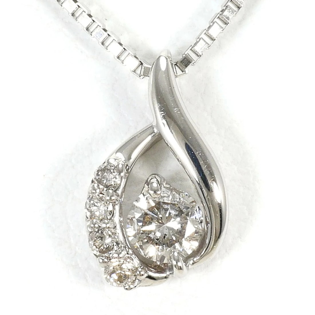 PT900 PLATINUM / PT850 NECKLACE WITH DIAMOND: PT900 Platinum / PT850 Necklace with Diamond Brand: Unbranded Type/Style: Necklace Material: Platinum 850, Platinum 900, Main Stone Natural Color: Platinum Size: Length: 45cm Accessories: None