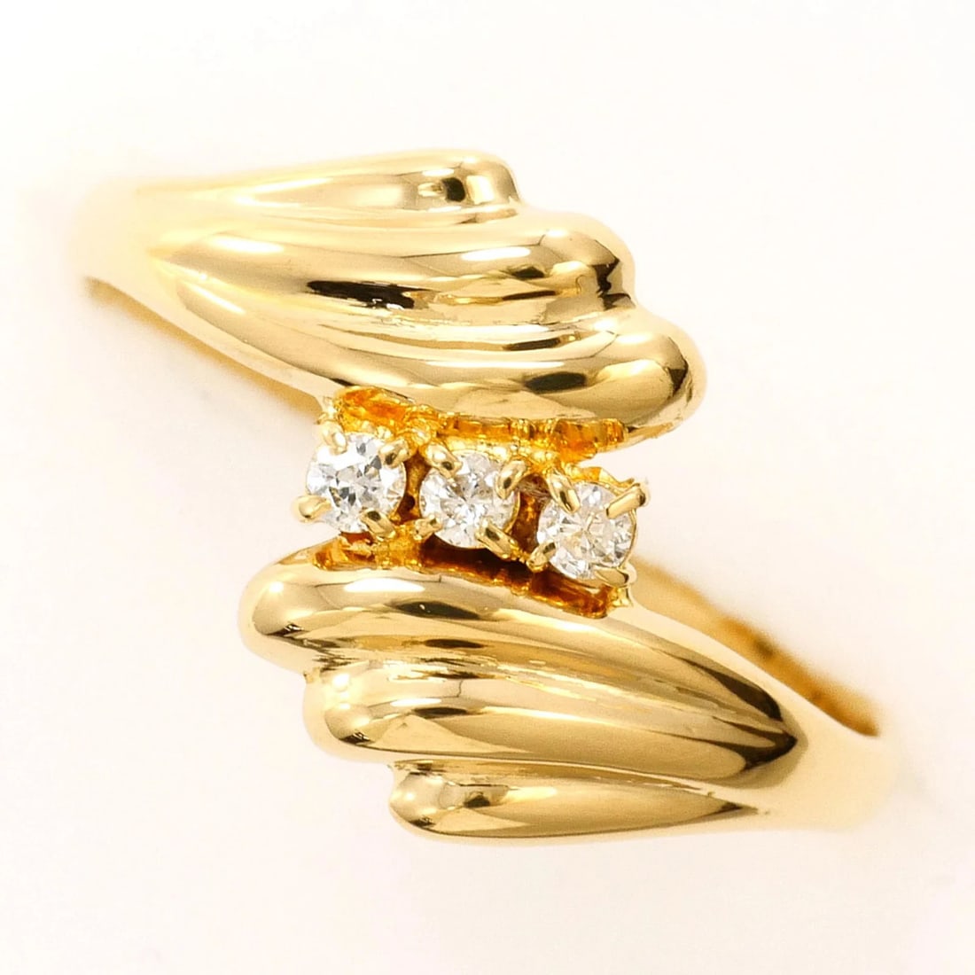 18K (18-KARAT) YELLOW GOLD RING WITH DIAMOND: 18K (18-karat) Yellow Gold Ring with Diamond Brand: Unbranded Type/Style: Band ring Material: Yellow gold (18K), Main Stone Natural Color: Yellow gold Size: US 6.5 Accessories: None Access