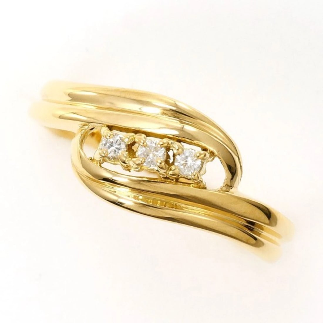 18K (18-KARAT) YELLOW GOLD RING WITH DIAMOND: 18K (18-karat) Yellow Gold Ring with Diamond Brand: Unbranded Type/Style: Band ring Material: Yellow gold (18K), Main Stone Natural Color: Yellow gold Size: US 4.5 Accessories: None Access