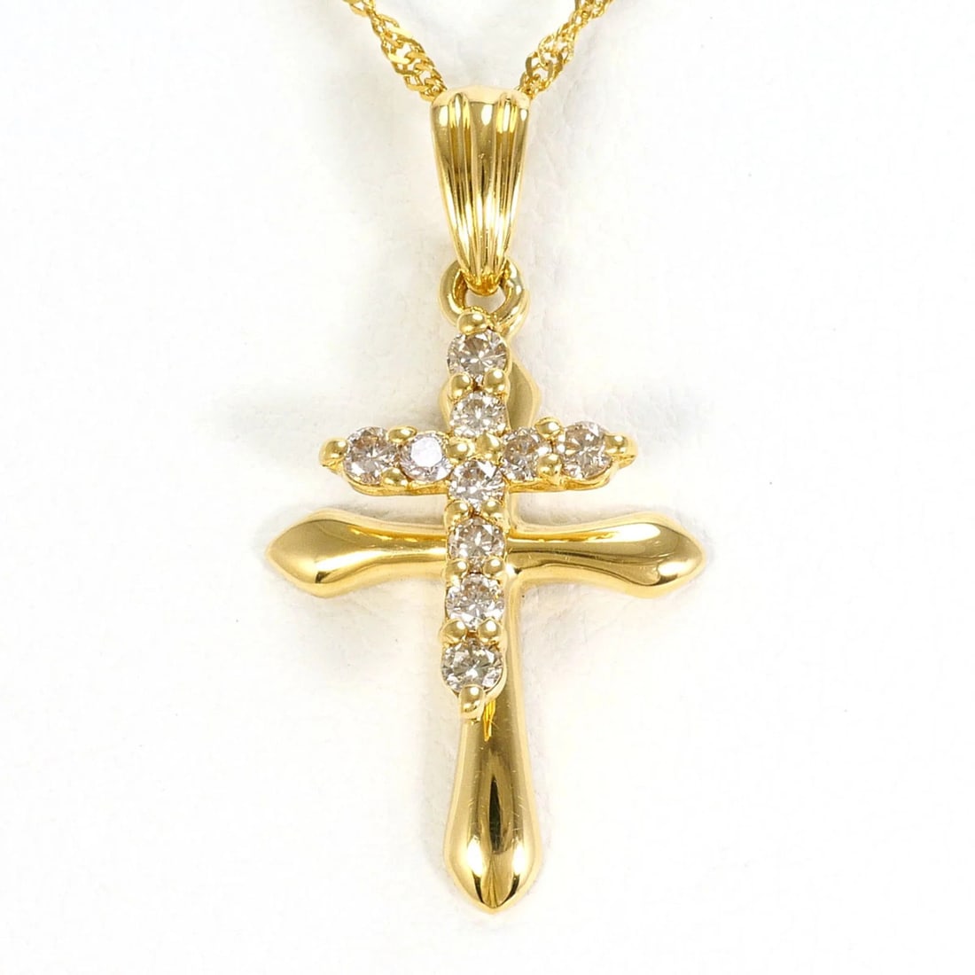 18K (18-KARAT) YELLOW GOLD NECKLACE WITH DIAMOND: 18K (18-karat) Yellow Gold Necklace with Diamond Brand: Unbranded Type/Style: Necklace Material: Yellow gold (18K), Main Stone Natural Color: Yellow gold Size: Length: 40cm Accessories: None <