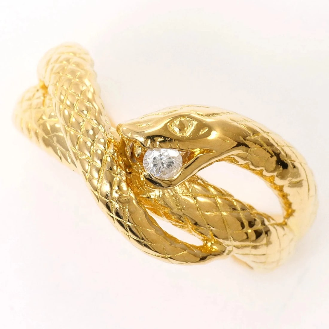 18K (18-KARAT) YELLOW GOLD RING WITH DIAMOND: 18K (18-karat) yellow gold ring with diamond Brand: Unbranded Type/Style: Band ring Material: Yellow gold (18K), Main Stone Natural Color: Yellow gold Size: US 6 Accessories: None Accessor