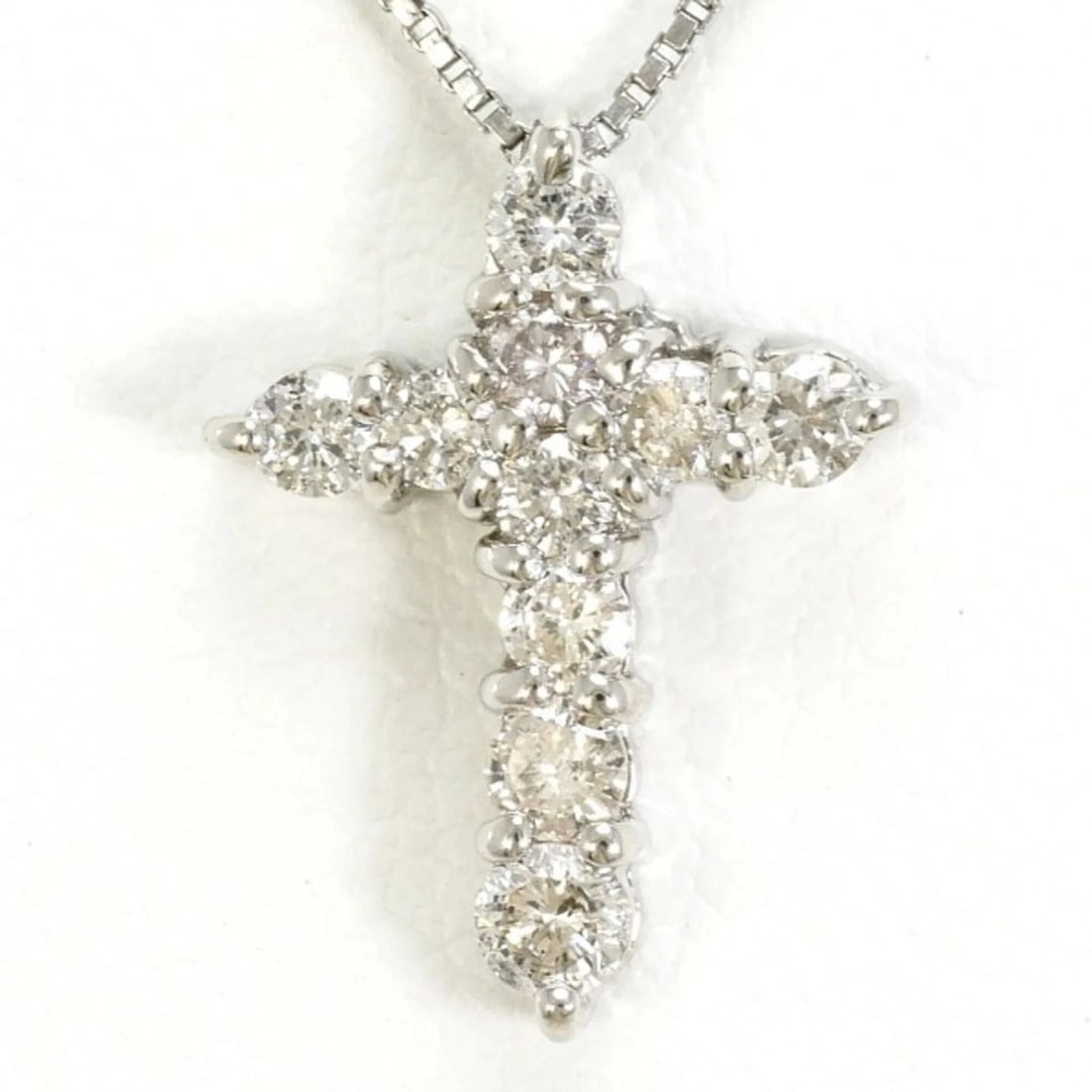 PT900 PLATINUM PT850 NECKLACE WITH DIAMOND: PT900 Platinum PT850 Necklace with Diamond Brand: Unbranded Type/Style: Necklace Material: Platinum 850, Platinum 900, Main Stone Natural Color: Platinum Size: Length: 41cm Accessories: None <