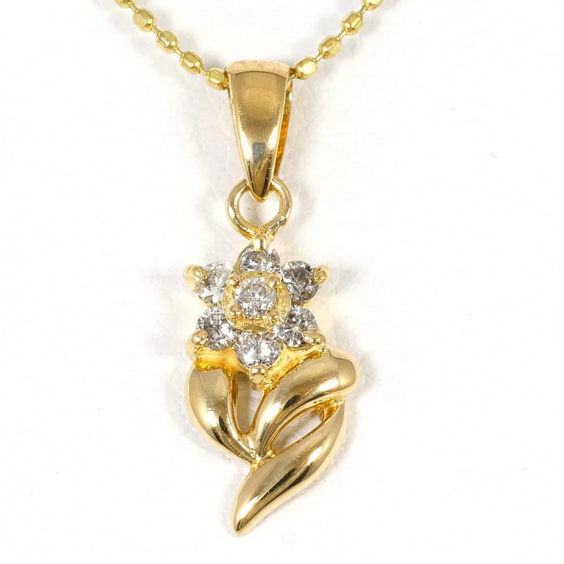 18K (18-KARAT) YELLOW GOLD NECKLACE WITH DIAMOND: 18K (18-karat) Yellow Gold Necklace with Diamond Brand: Unbranded Type/Style: Necklace Material: Yellow gold (18K), Main Stone Natural Color: Yellow gold Size: Length: 40cm Accessories: None