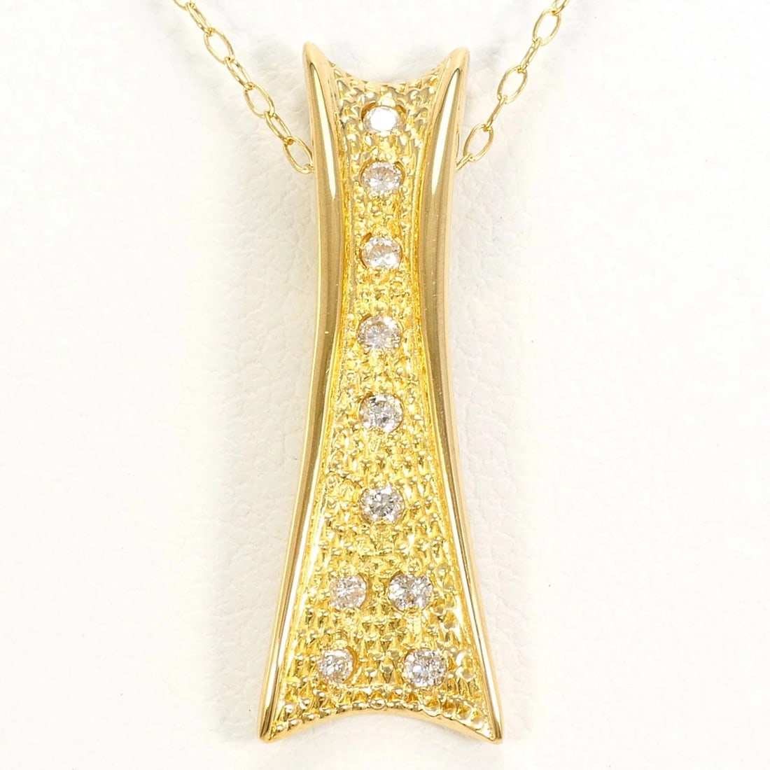 18K (18-KARAT) YELLOW GOLD NECKLACE WITH DIAMOND: 18K (18-karat) Yellow Gold Necklace with Diamond Brand: Unbranded Type/Style: Necklace Material: Yellow gold (18K), Main Stone Natural Color: Yellow gold Size: Length: 40cm Accessories: None <
