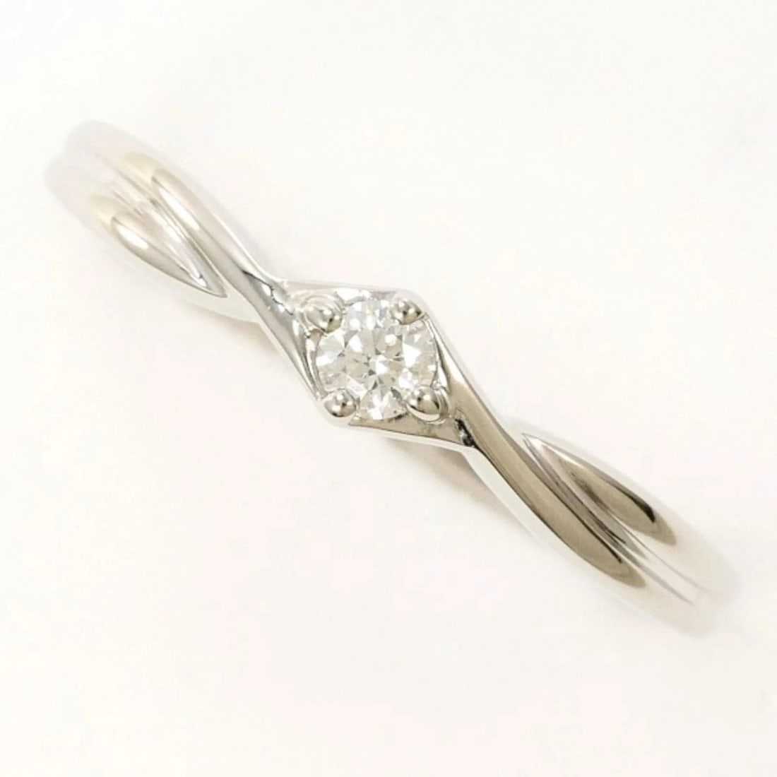 PT900 PLATINUM RING WITH DIAMOND: PT900 Platinum Ring with Diamond Brand: Unbranded Type/Style: Band ring Material: Platinum 900, Main Stone Natural Color: Platinum Size: US 5.5 Accessories: None Accessories Notice: When purchasing