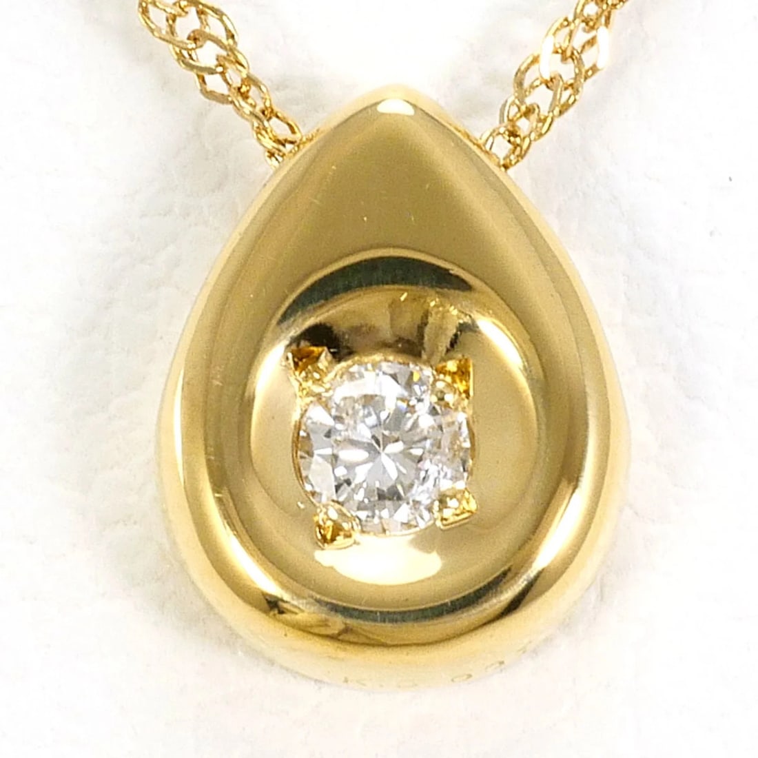 18K (18-KARAT) YELLOW GOLD NECKLACE WITH DIAMOND: 18K (18-karat) Yellow Gold Necklace with Diamond Brand: Unbranded Type/Style: Necklace Material: Yellow gold (18K), Main Stone Natural Color: Yellow gold Size: Length: 40cm Accessories: None