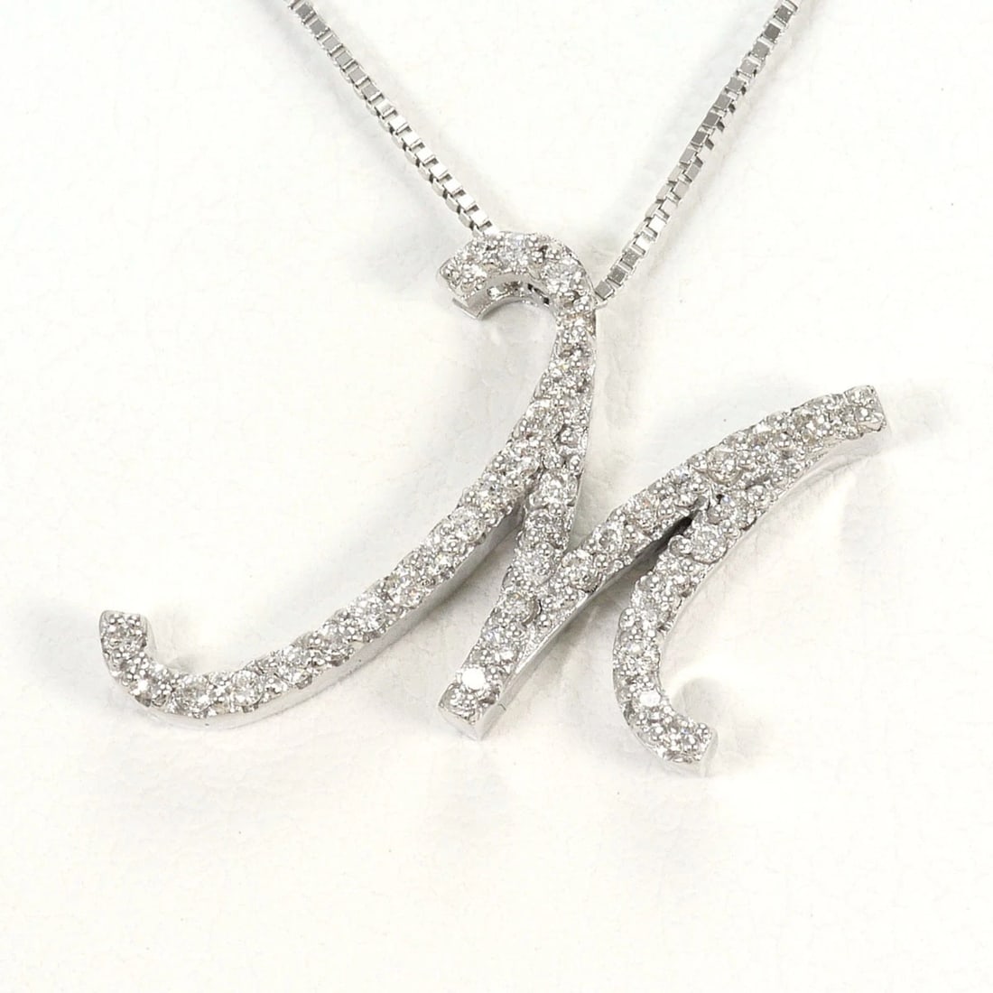 18K (18-KARAT WHITE GOLD) NECKLACE WITH DIAMOND: 18K (18-karat white gold) necklace with diamond Brand: Unbranded Type/Style: Necklace Material: White gold (18K), Main Stone Natural Color: White gold Size: Length: 40cm Accessories: None Accessories
